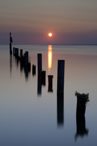 Levé de soleil sur la sortie de la Thièle avec ses pontons à Yverdon