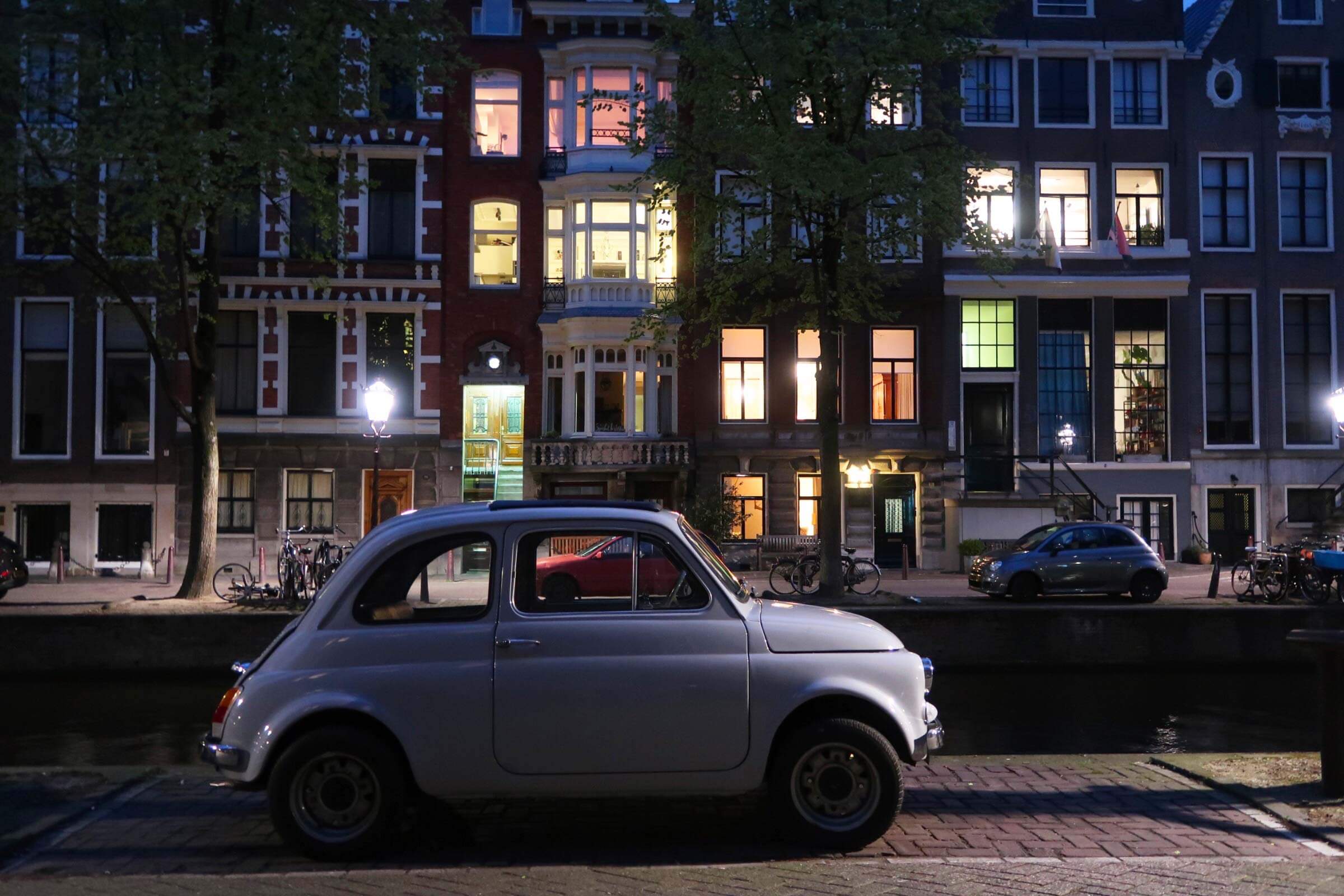 Fiat 500 à Amsterdam le soir et les immeubles