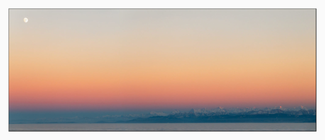 Vue des Alpes au couché du soleil en suisse