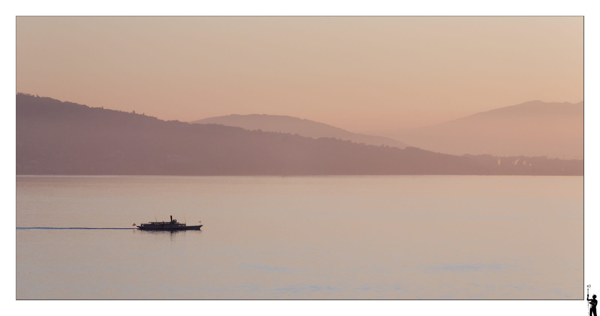 CGN sur le lac Léman au couché du soleil