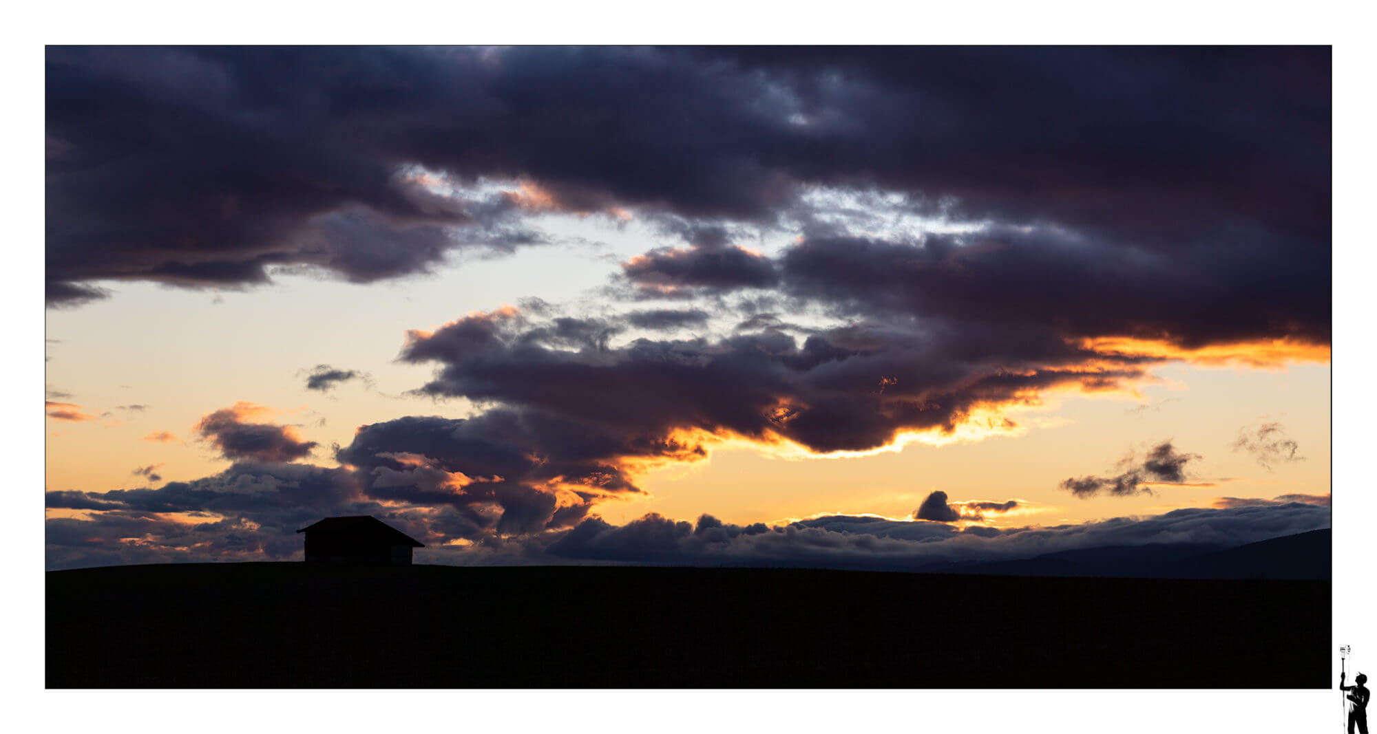 Couché de soleil près de Oulans en suisse avec le soleil au travers des nuages