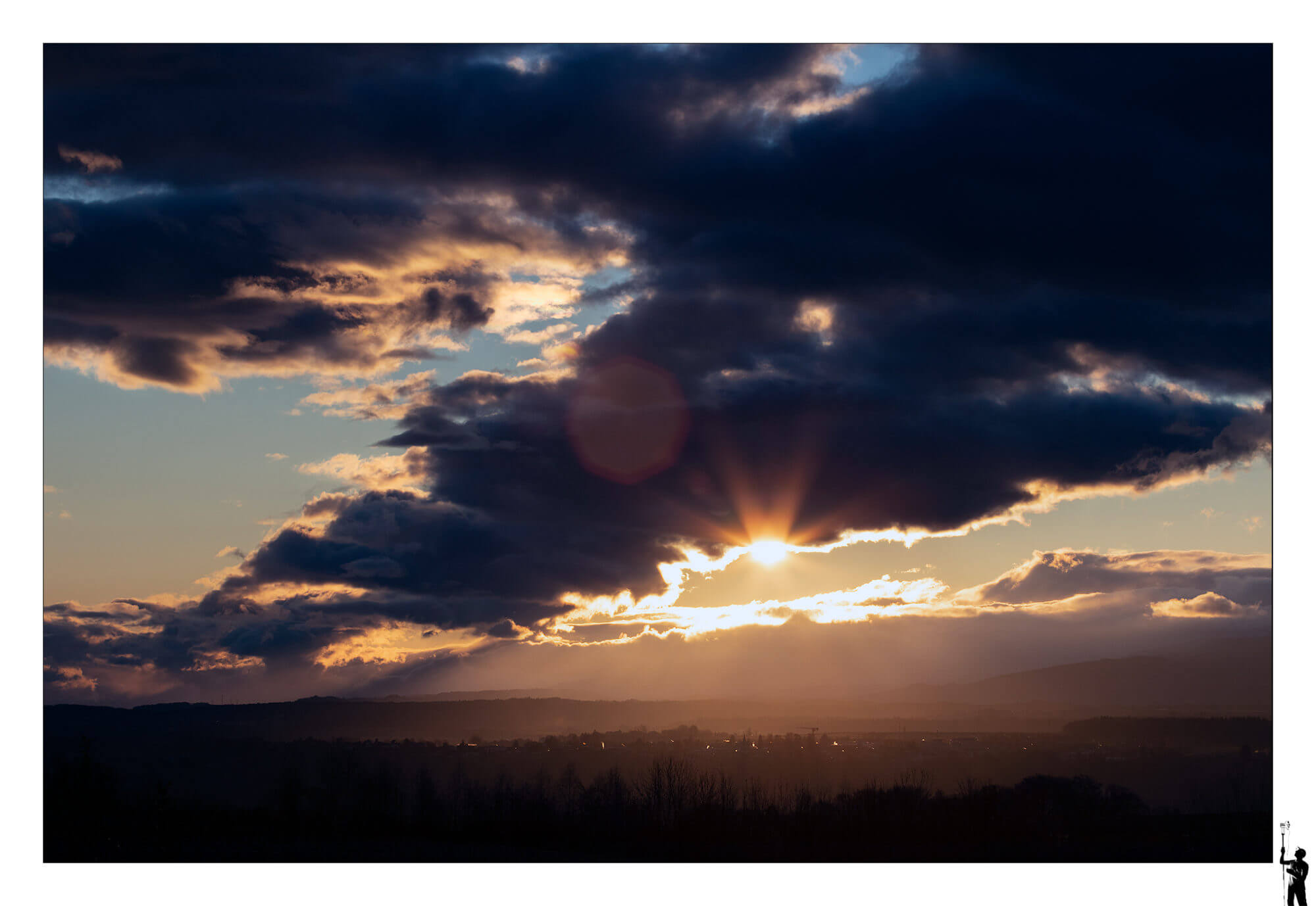 Couché de soleil près de Oulans en suisse avec le soleil au travers des nuages