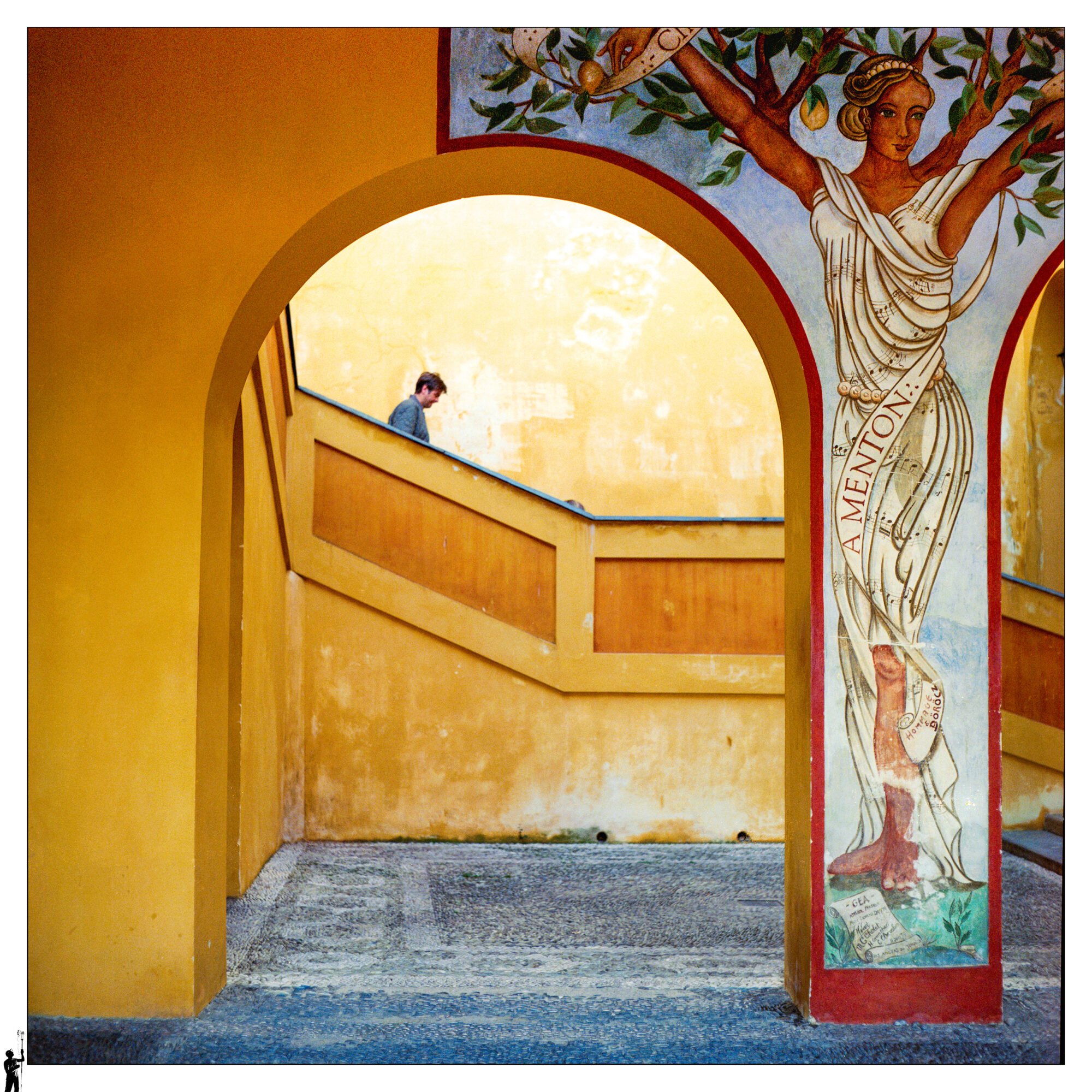 Les célèbres escaliers de la ville de Menton qui se trouvent sous l'église aussi très connue. Menton, France