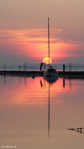 Levé de soleil sur le lac de Neuchâtel en Suisse