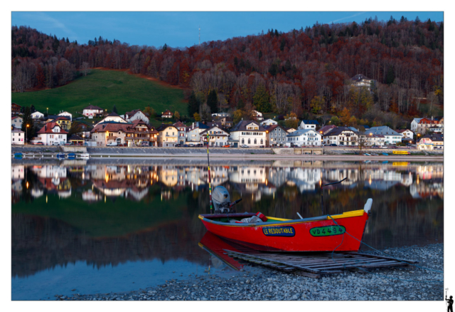 Réflexions des maisons de la ville du Pont dans le lac de Joux en suisse