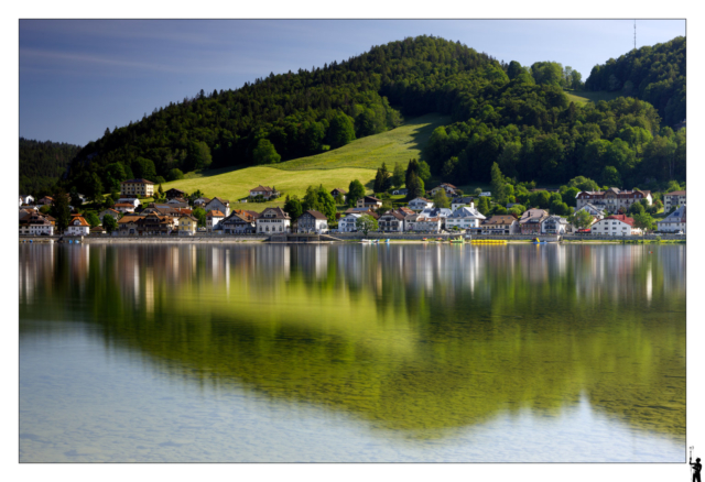 Village du Pont à la vallée de Joux et ses reflets dans le lac