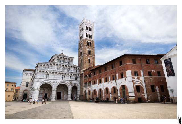 La ville de Lucques en Italie et une de ses églises