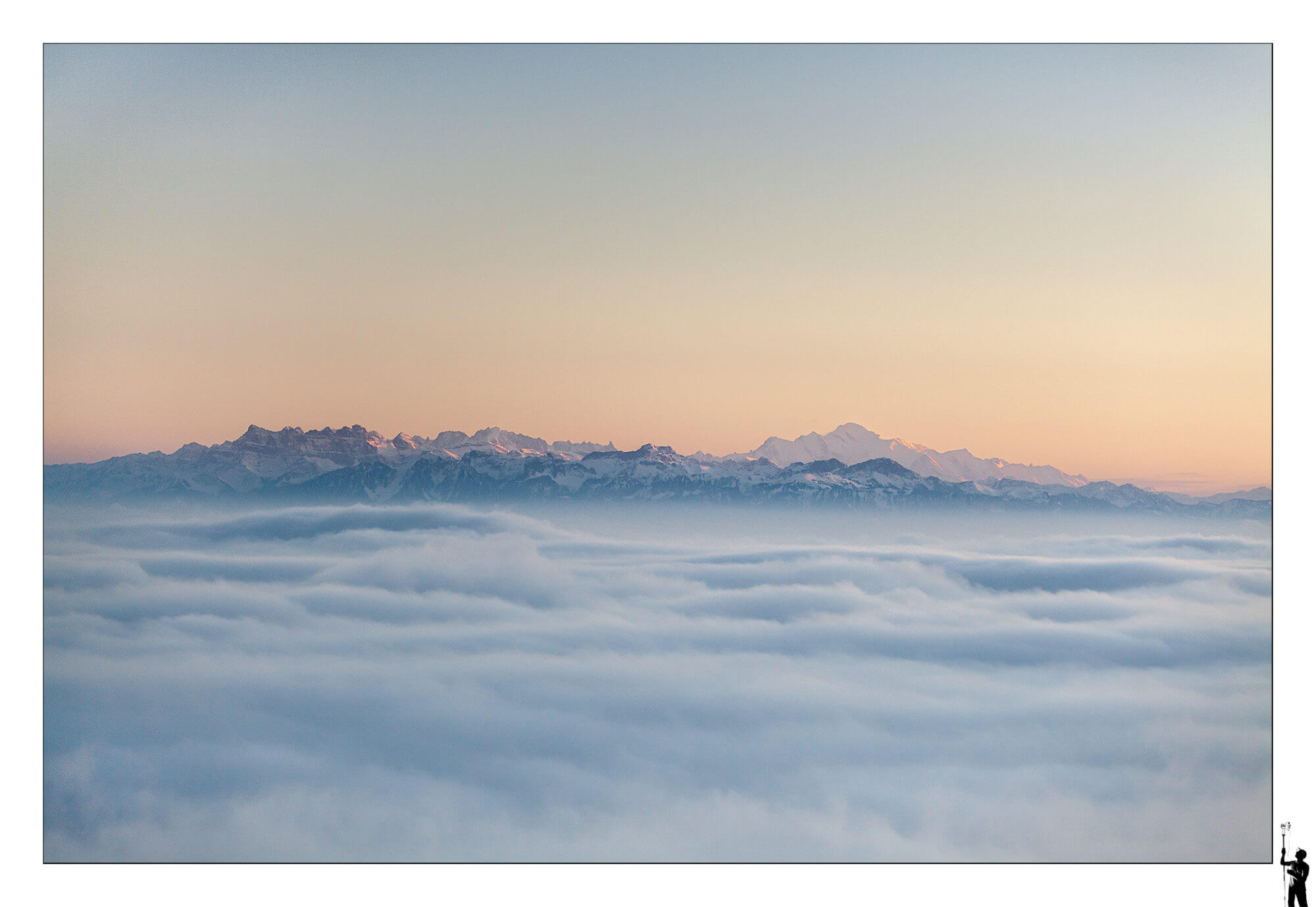 Mer de nuages au dessus de la plaine vaudoise et vue du les alpes suisse au couché du soleil
