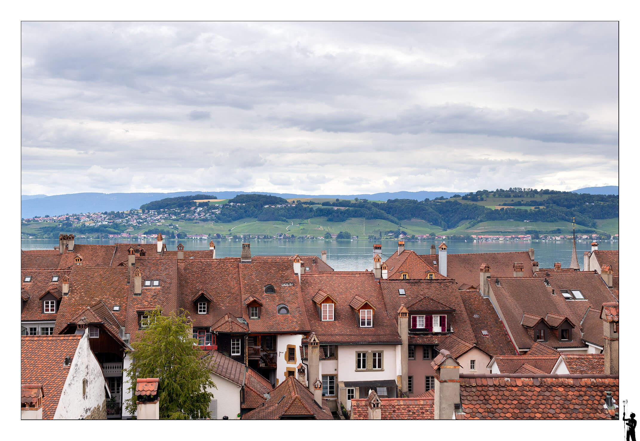 Morat dans le canton de Fribourg avec vue sur le lac et les toits des maisons