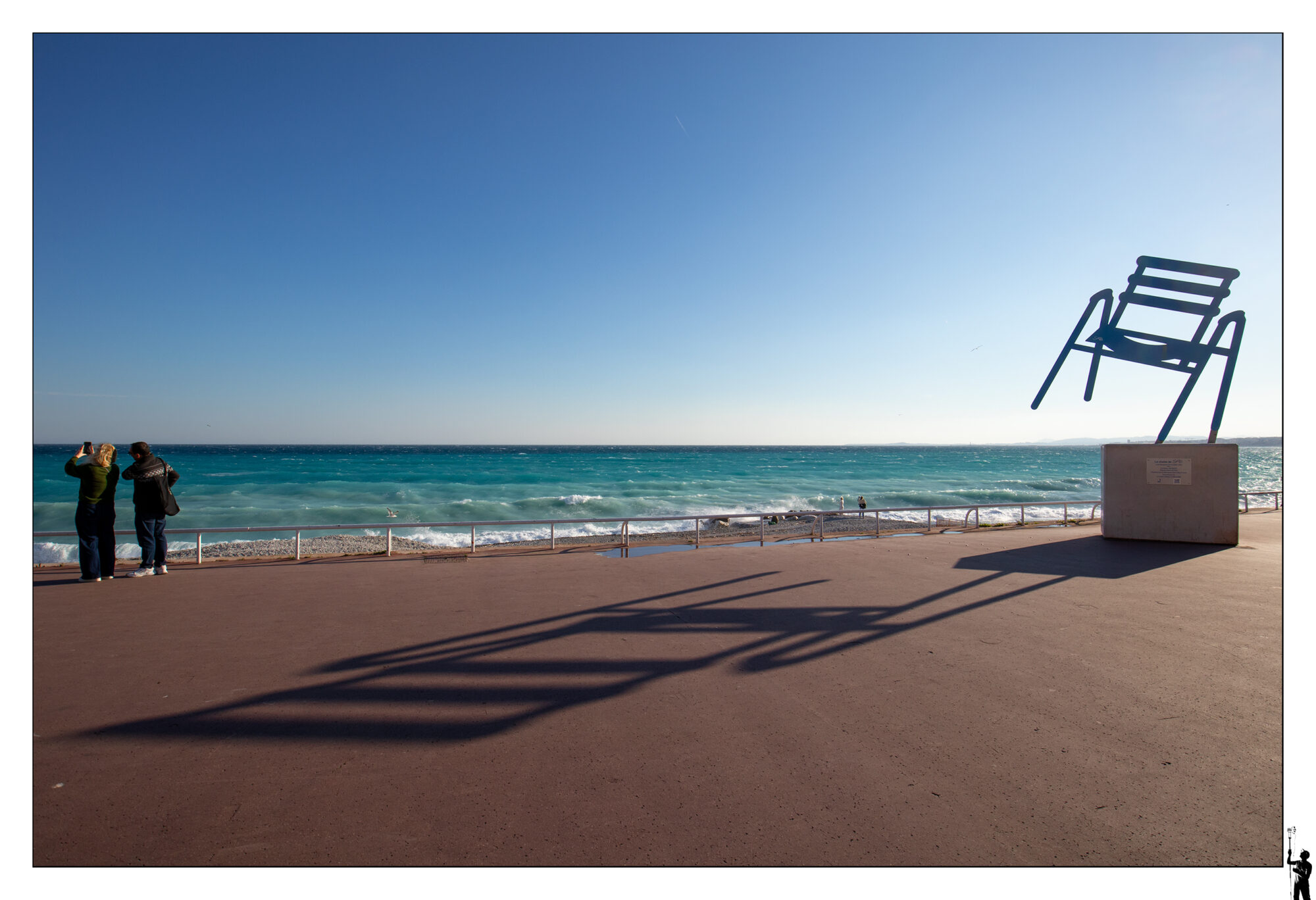 Sur la belle promenade des Anglais à Nice. Les célèbres chaises bleus face à la mer méditerranéenne.