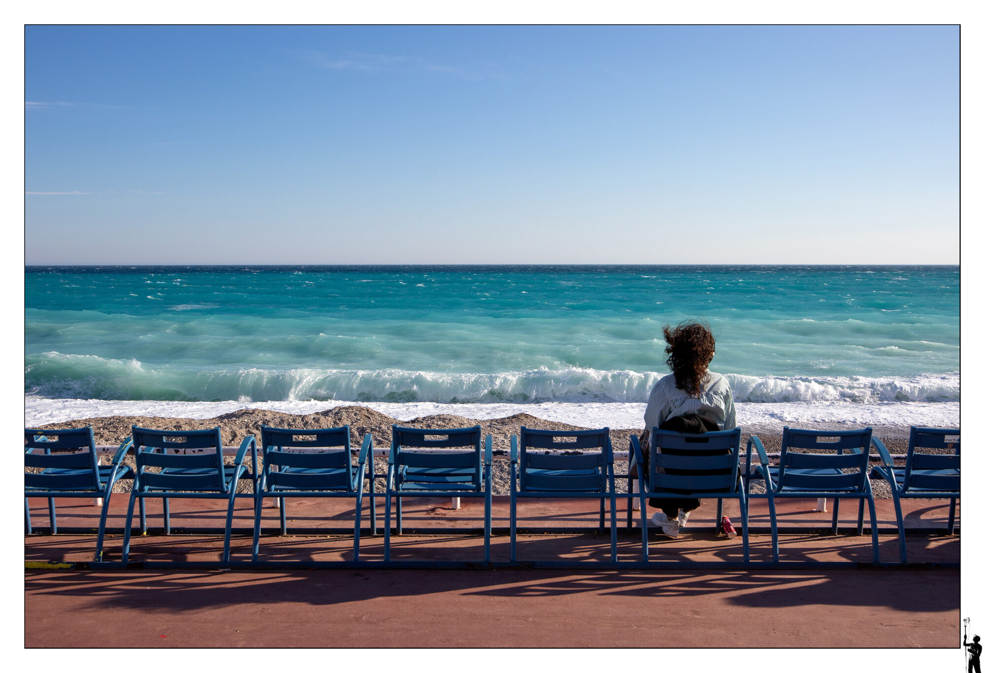 Sur la belle promenade des Anglais à Nice. Les célèbres chaises bleus face à la mer méditerranéenne.