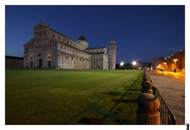 La tour de Pise en Italie le soir