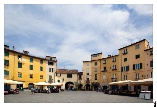 La célèbre place ronde de Lucques en Toscane