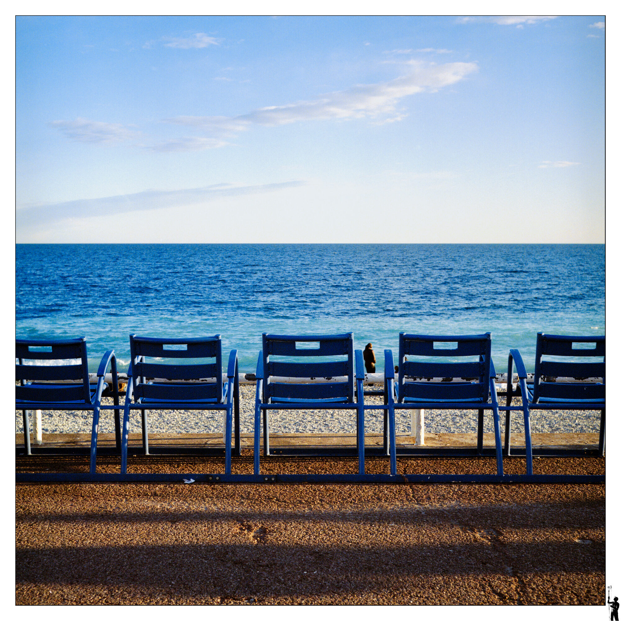Les célèbres chaises des la promenade des Anglais à Nice.