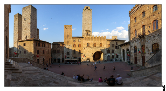 La place de San Gimininiano au couché du soleil