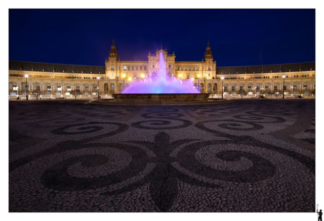 Place d'Espagne la nuit à Séville devant la fontaine illuminée