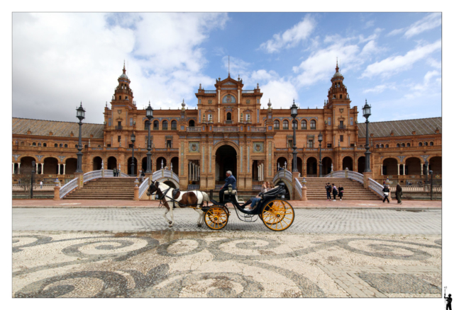 Devant le palais sur la place d'Espagne avec un carrosse et son cheval