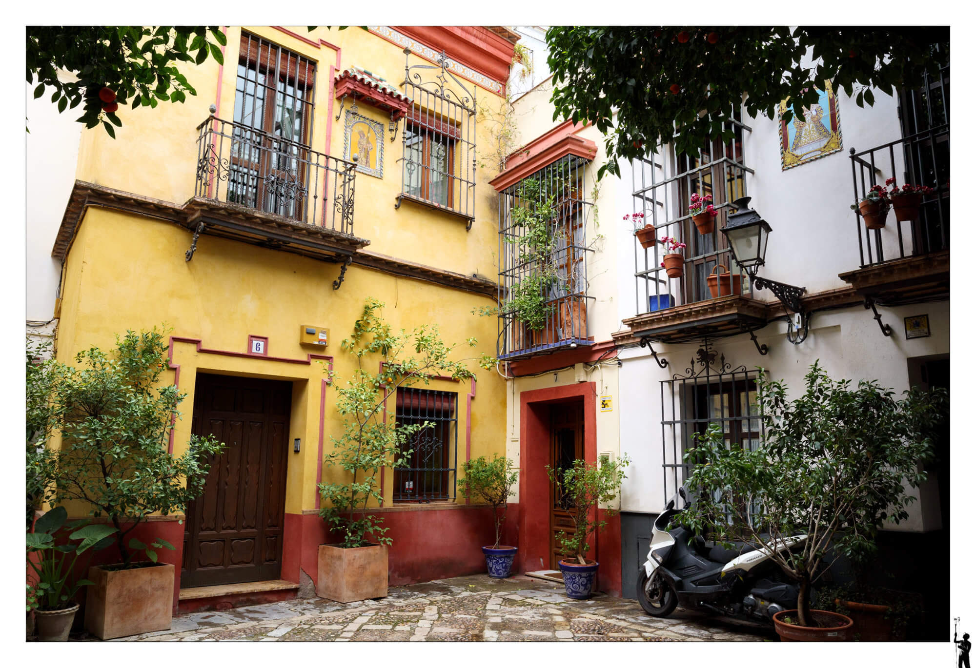 Dans les ruelles de la vieille ville de Séville en Espagne