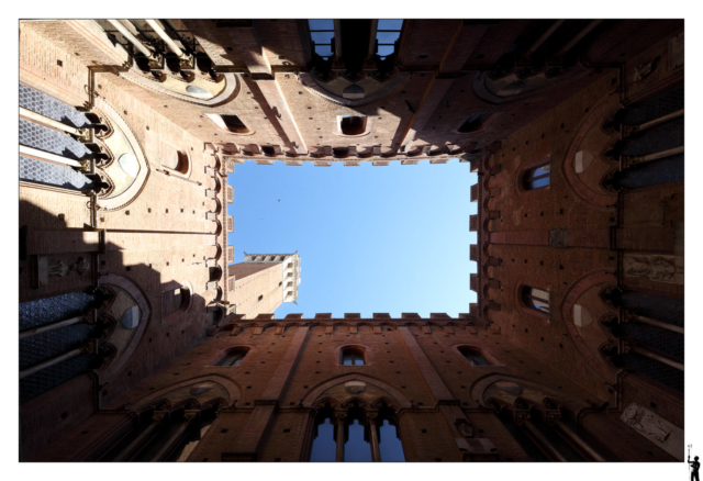 La tour de Sienne en Toscane vue depuis le bas