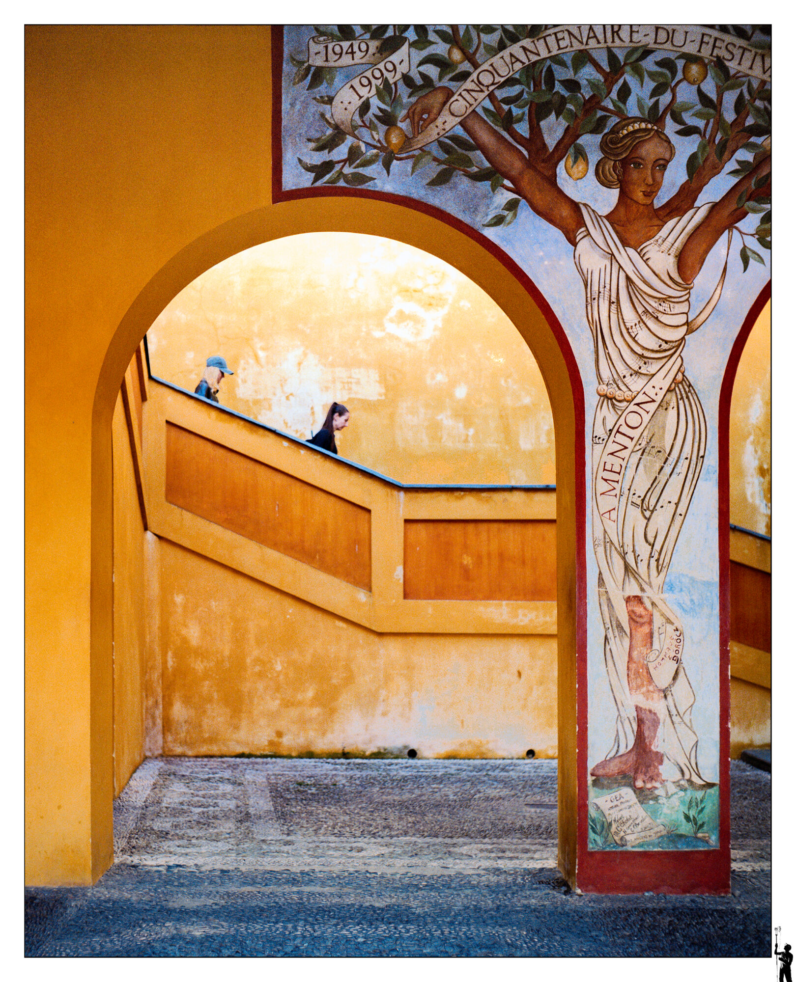 Sous les escaliers de l'église de Menton.