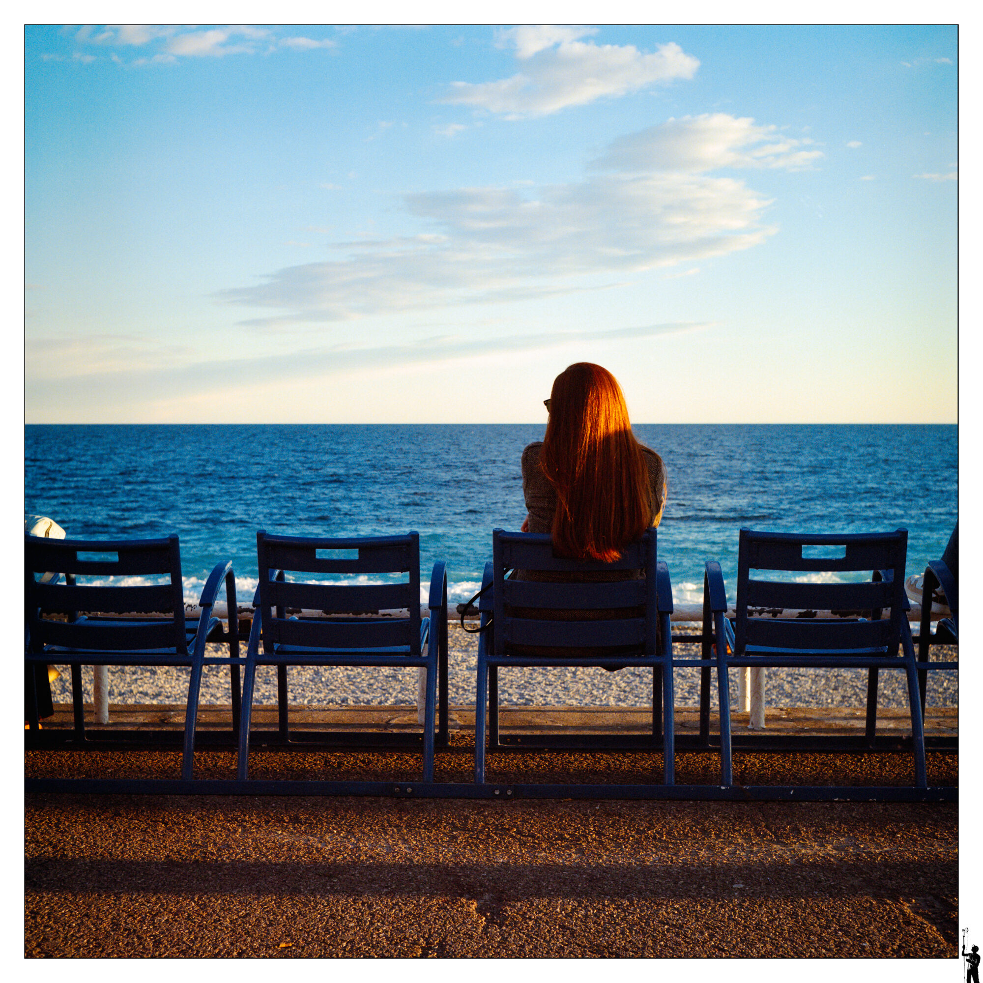 Les célèbres chaises bleues de la promenade des Anglais à Nice. Prise au Rolleicord VB2 et Portra 800