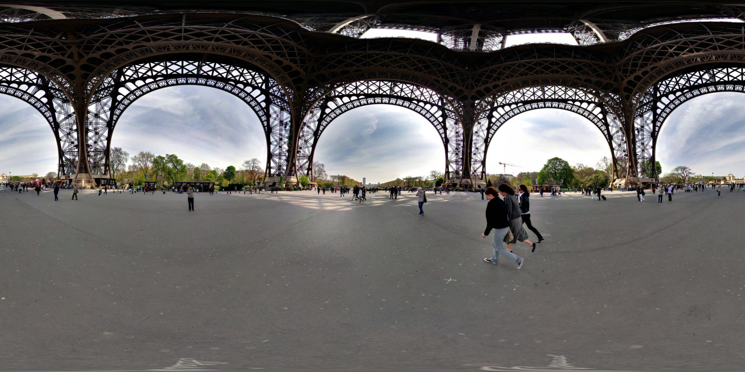 En dessous de la Tour Eiffel à Paris en 360