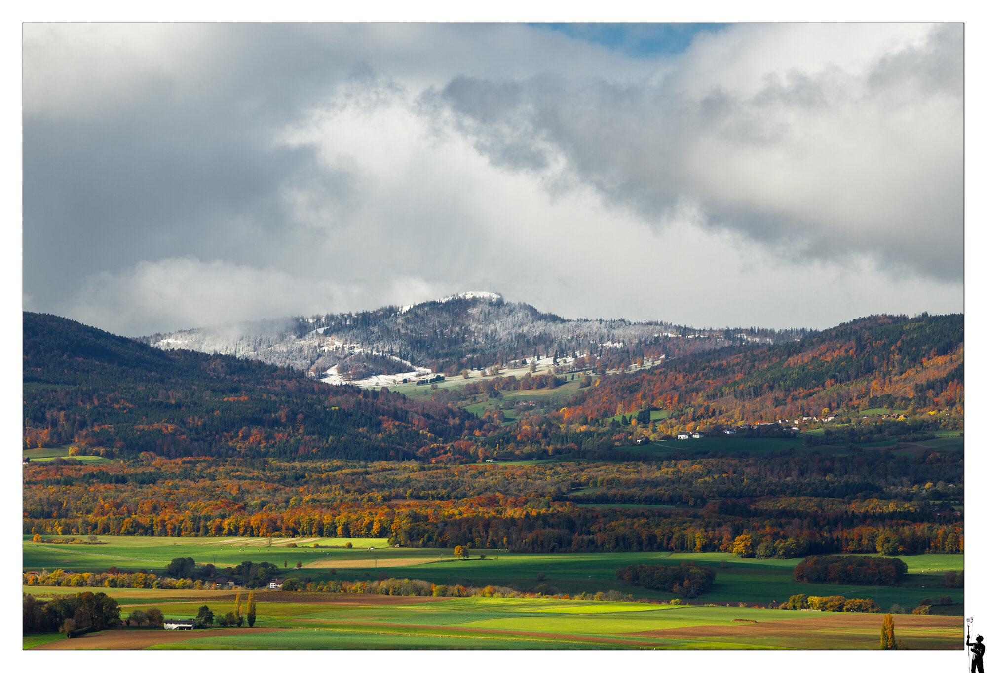 Entre neige et couleurs d'automne. La dent de Vaulion à recouvert quelques heures son manteau blanc alors que le Jus revêt ses plus belles couleurs