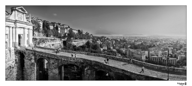 Bergamo en noir et blanc et son pont