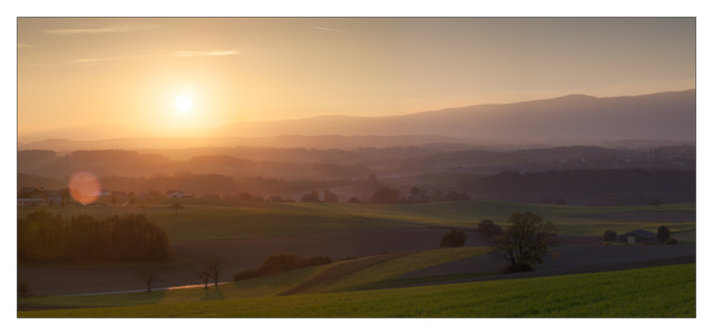 Couché de soleil dans la brume sur le canton de Vaud près de Penthaz