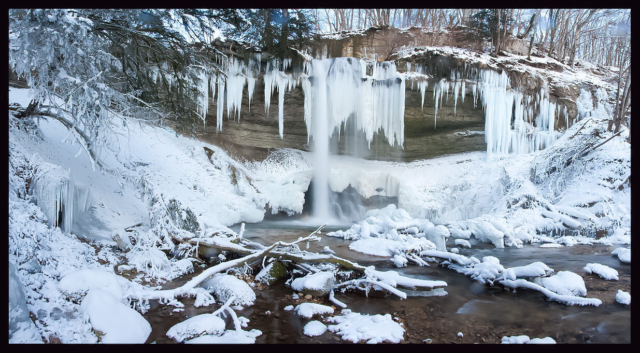 La chute du Dard en hiver près de Croy en Suisse