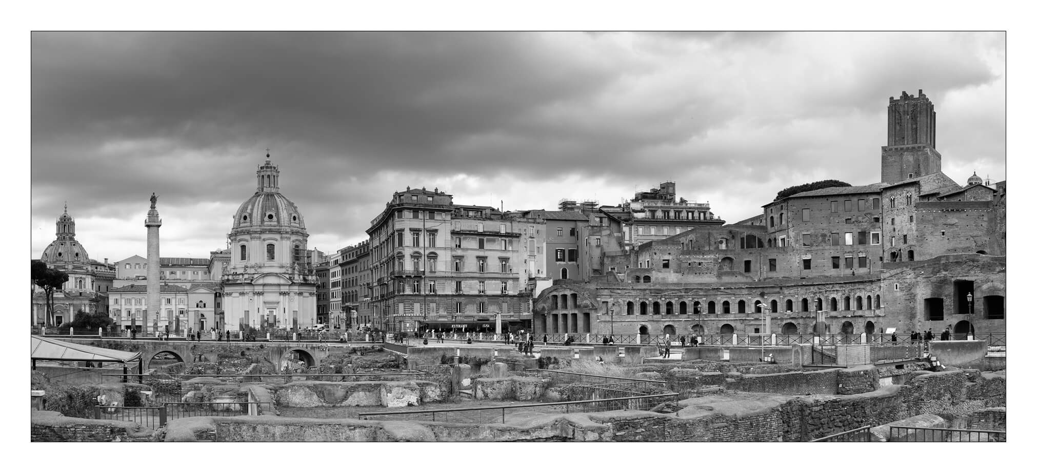 Panorama d'une place en Italie à Rome en noir et blanc
