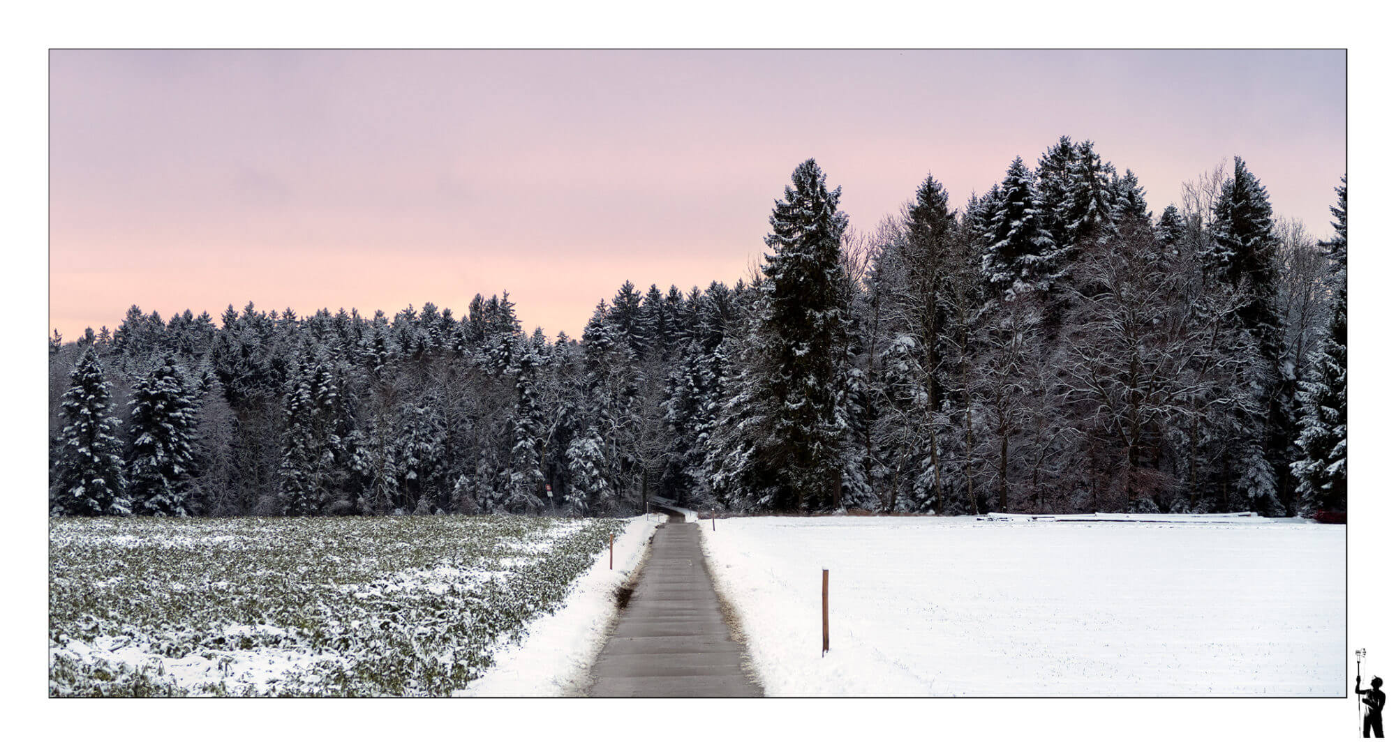 Chemin en hiver près de Baumes en hiver au couché de soleil et sa forêt