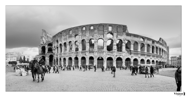 Colisée de Rome en Italie en noir et blanc avec des policiers à cheval