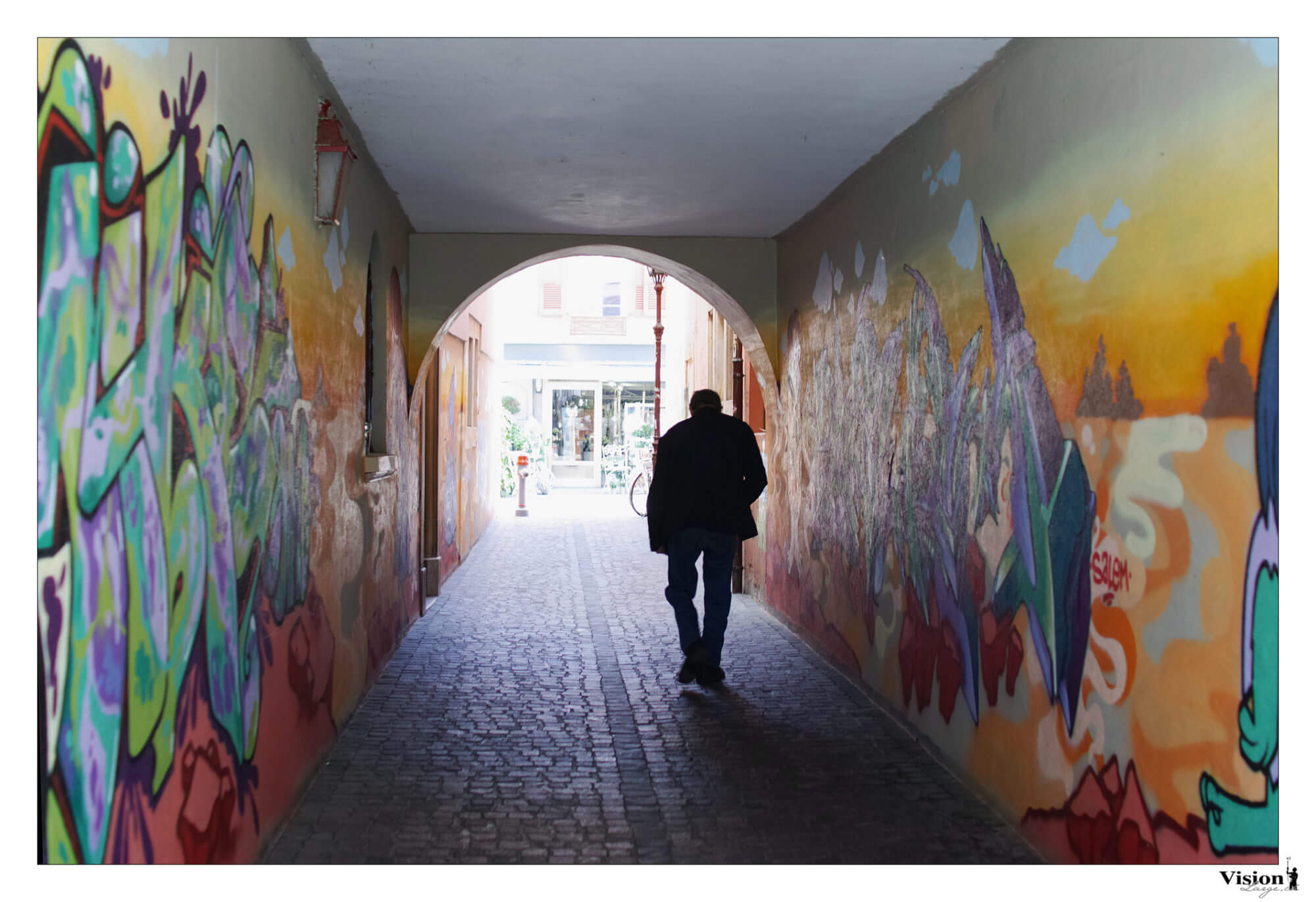 Personne en contre jour dans un passage au fovéon Sigma
