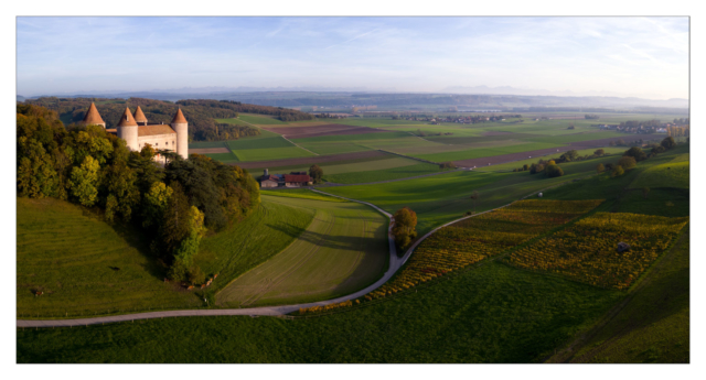 Vue du ciel au drone DJI Mini Pro 3 du Château de Champvent