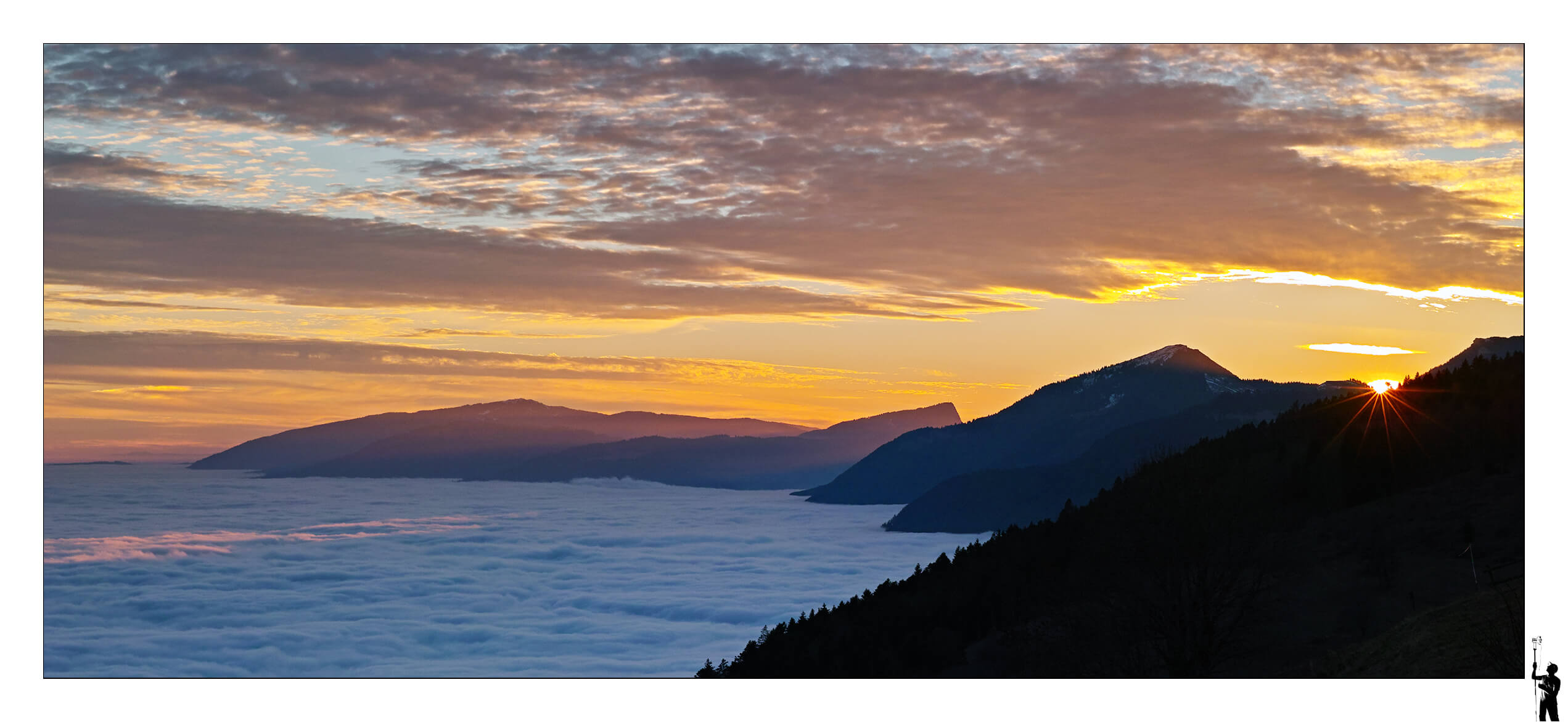 Vue sur le Jura au couché du soleil avec nuages au fovéon