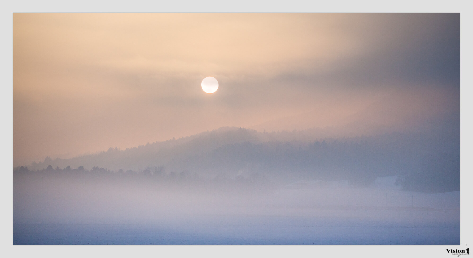 Couché de soleil près de Baume dans la brume du soir avec vue sur le Jura