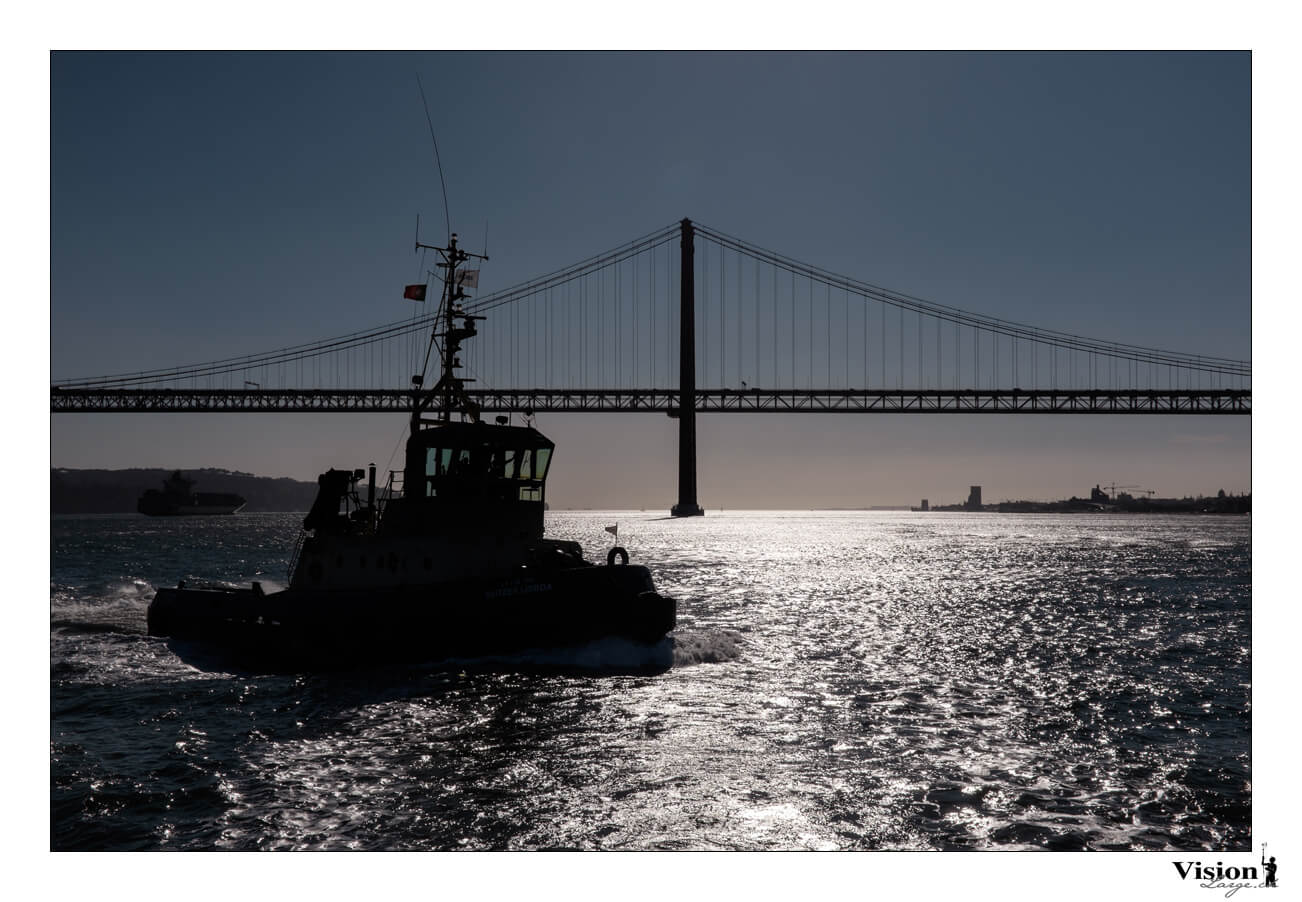 Contre jour sur un bateau à Lisbonne vers le pont