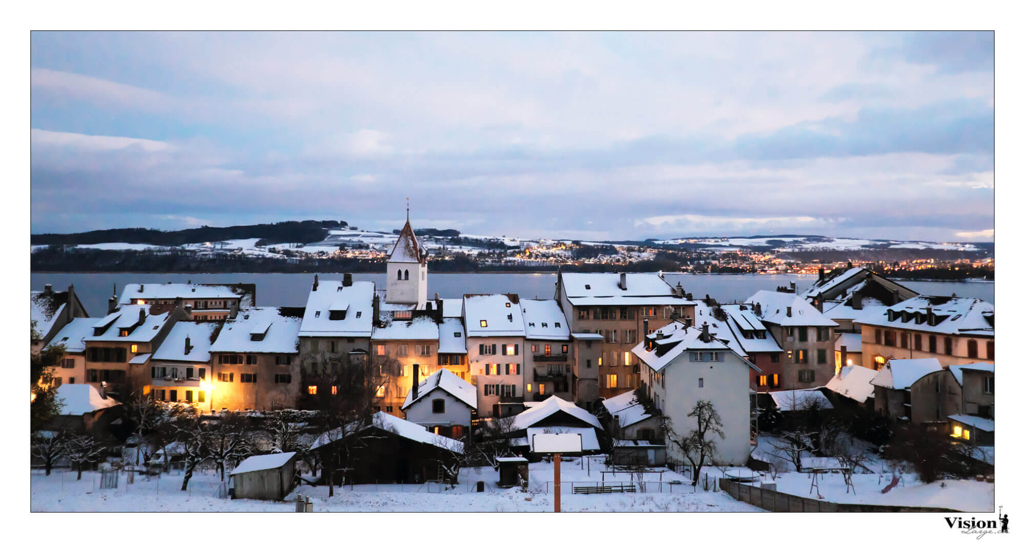 Vue sur le village de Grandson en hiver et le soir