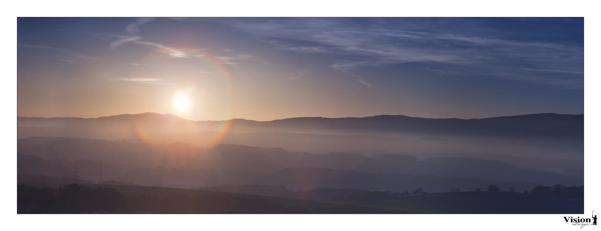 Jura et brume du soir sur le plateau de la suisse romande en panorama au couché du soleil