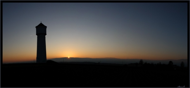 Couché de soleil sur le Jura pris depuis Goumoens près de la tour d'eau