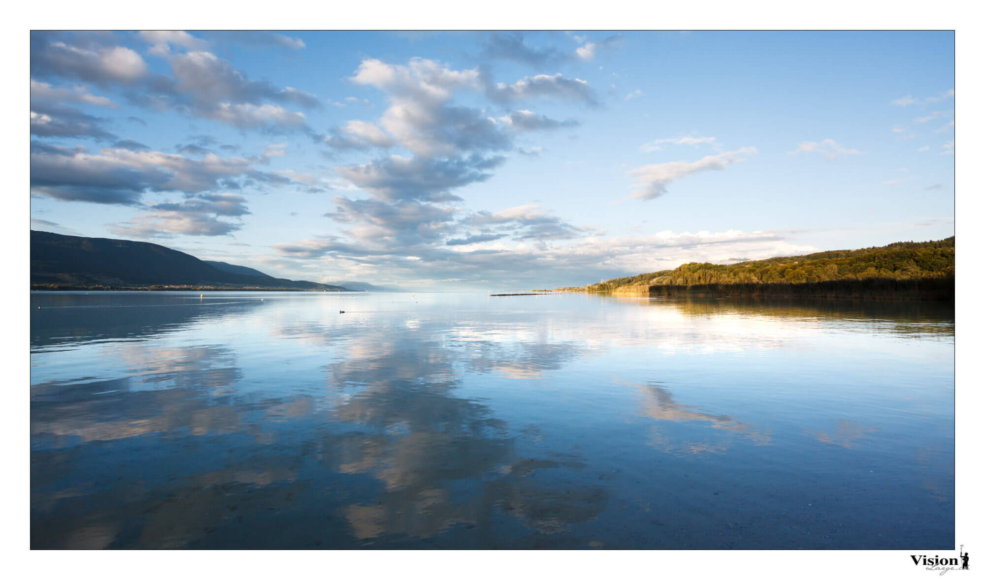 reflets sur le lac de Neuchâtel en Suisse