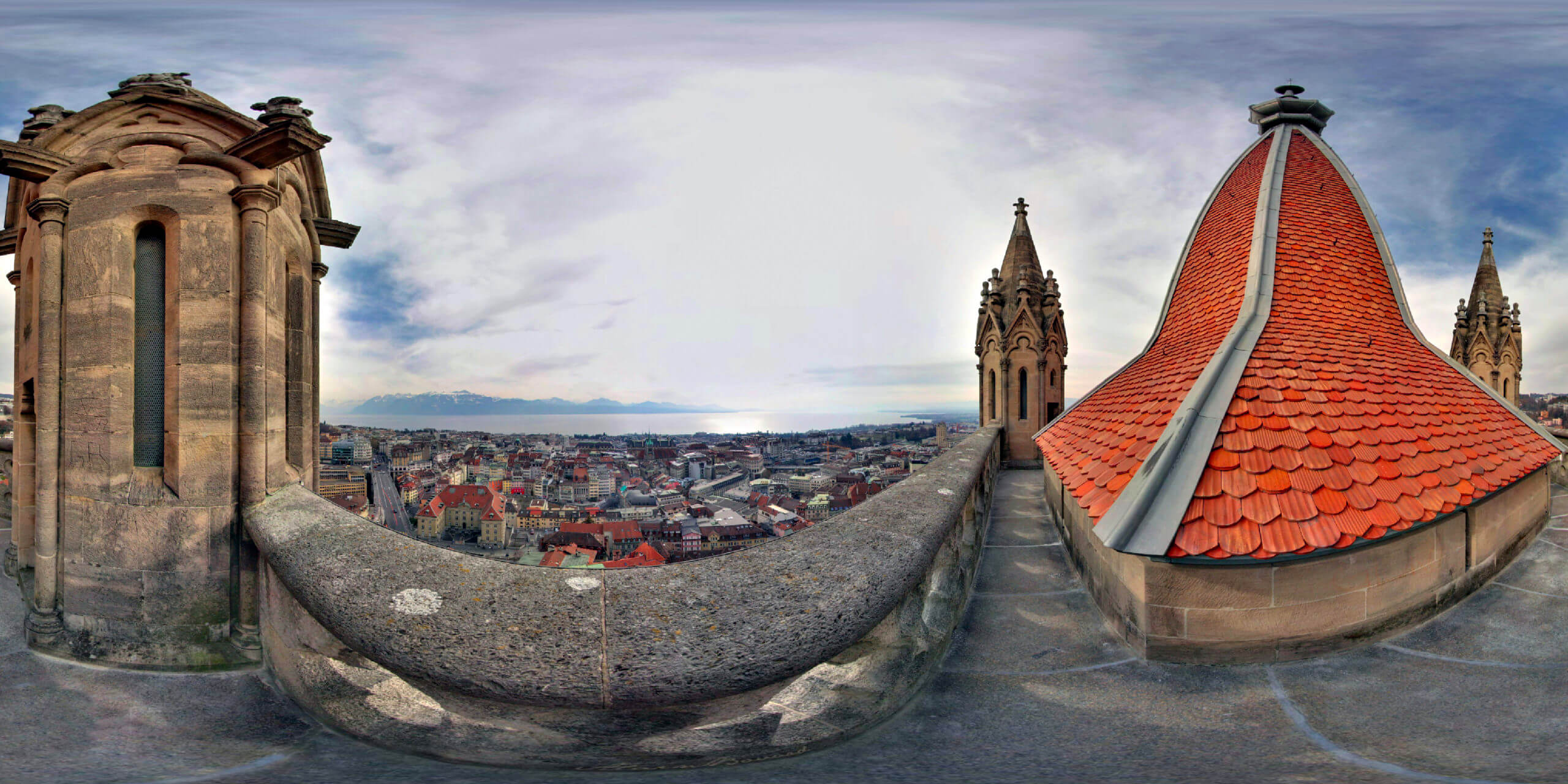 En haut de la cathédrale de Lausanne en Suisse en 360