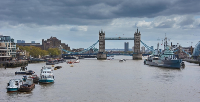 Le pont de Londres et ses bateaux sur le fleuve