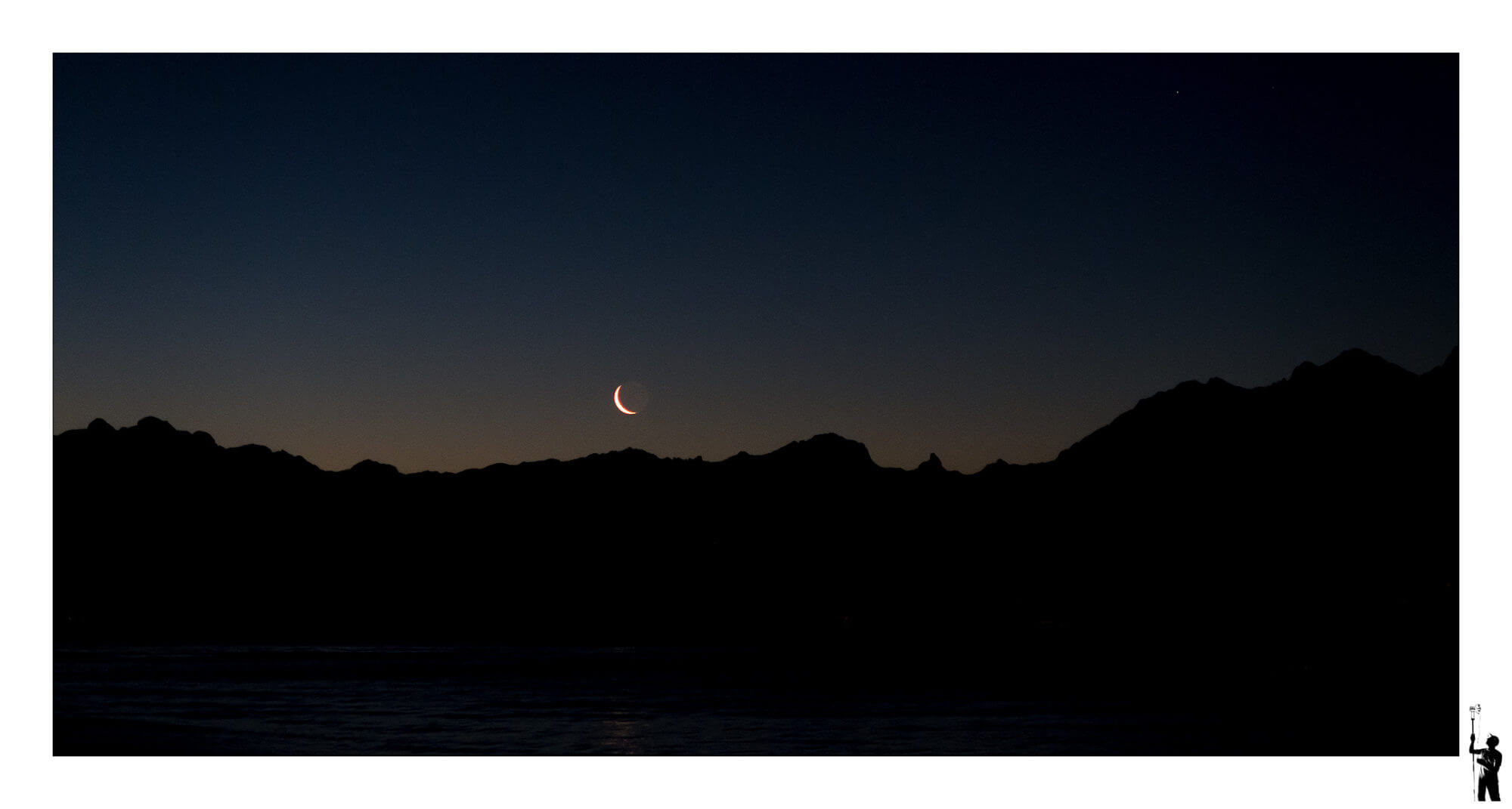 Lune matinale sur les Alpes