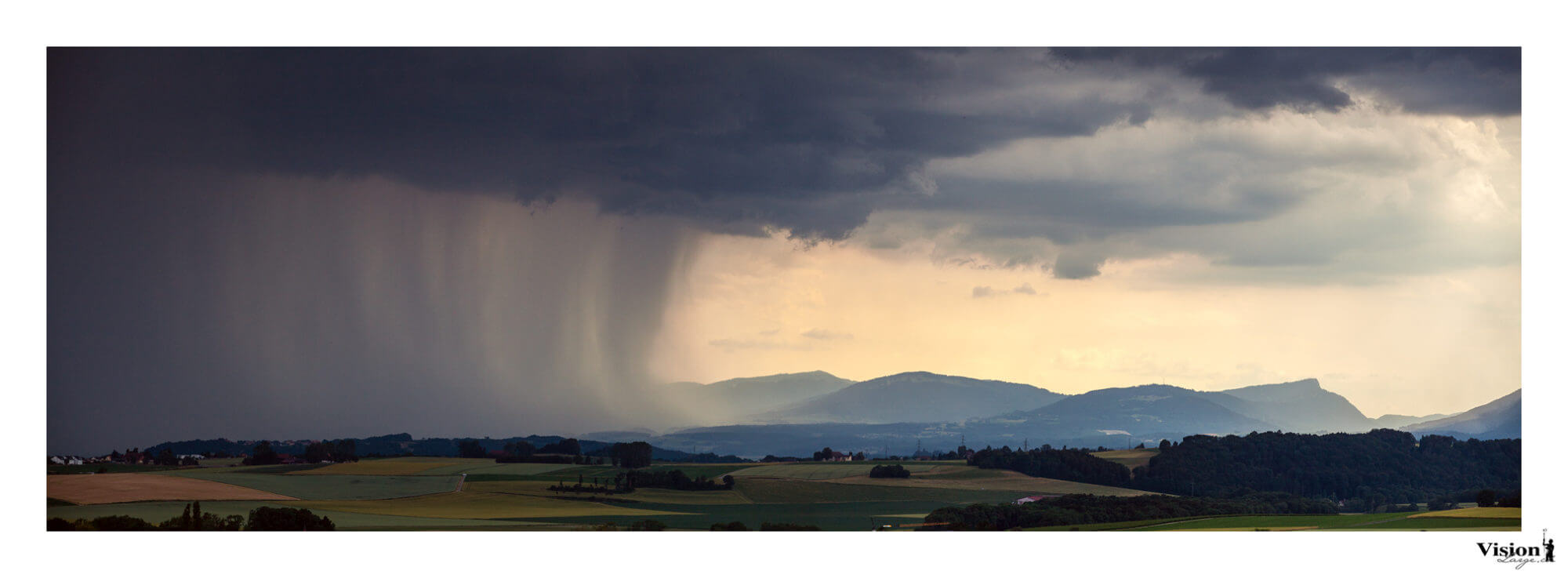 Orage de fin de journée et son rideau de pluie en fin de journée
