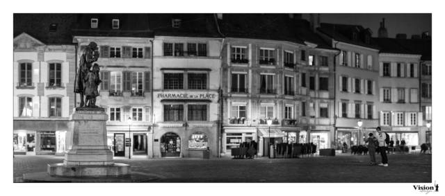 Panorama en noir et blanc de la place Pestalozzi à Yverdon en Suisse