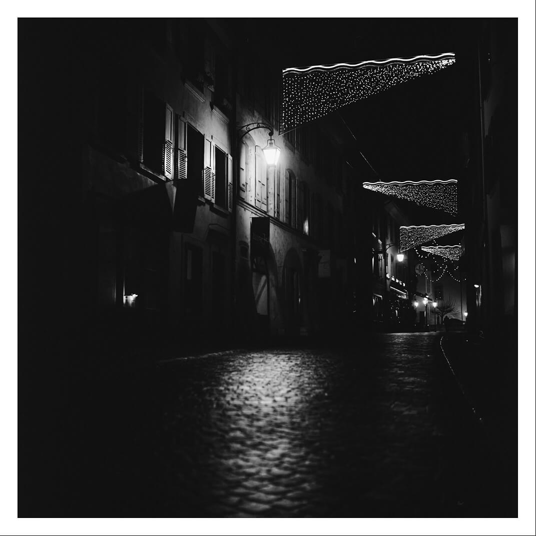 photo au 6x6 argentique noir et blanc à la rue du bourg à Yverdon le soir