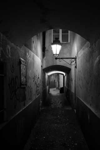 passage entre rue en noir et blanc au fujifilm