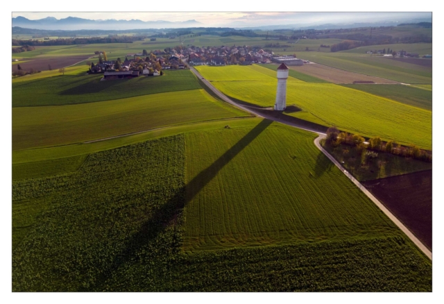 Vue du ciel au drone DJI Mini Pro 3 du Château d'Eau de Goumoens